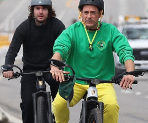 Robert Downey Jr z synem na rowerach