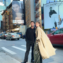 Barbara Palvin i Patrick Schwarzenegger pozuje na tle swojego billboardu