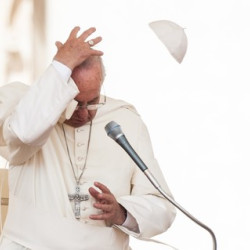 Papież Franciszek i jego niesforne piuski