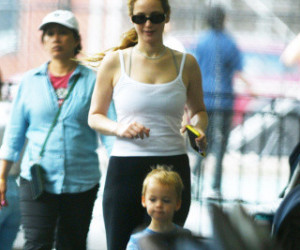 Jennifer Lawrence bawi się z synem