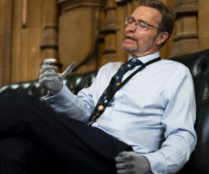 Craig Mackinlay - brytyjski poseł z amputowanymi obiema rękami i stopami