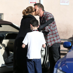 Jennifer Lopez i Ben Affleck całują się na pożegnanie