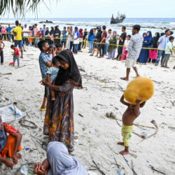 Uchodźcy Rohingya na plaży w Aceh