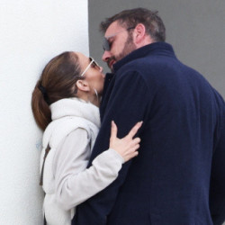Jennifer Lopez i Ben Affleck całują się na ulicy