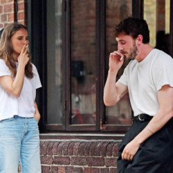 Natalie Portman i Paul Mescal palą papierosy przed barem