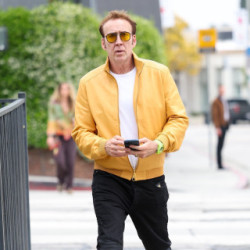 Nicolas Cage w żółtej kurtce