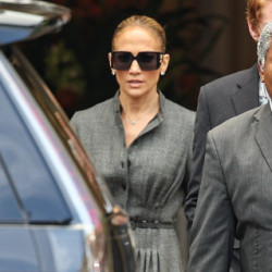 Jennifer Lopez w szarej sukience maxi