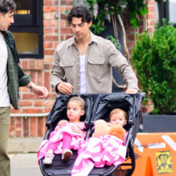 Joe Jonas opiekuje się córkami