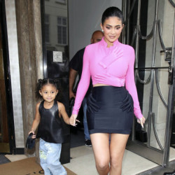 Kylie Jenner z córką wychodzą z hotelu