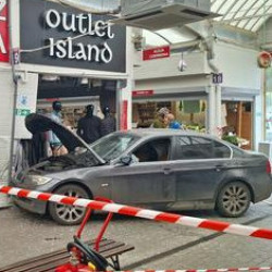 Kobieta wjechała autem do pasażu handlowego we Wrocławiu