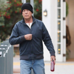 Bruce Willis w czapce