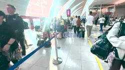 Pasażerowie na lotnisku w Dubaju - AFP