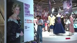Suknie księżnej Diany wystawione w Hongkongu przed aukcją - AFP