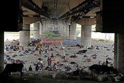 Bezdomni w New Delhi chowają się pod mostem przed upałem