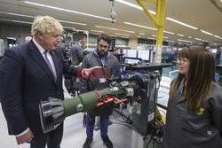 Boris Johnson zwiedza fabrykę broni w Belfaście