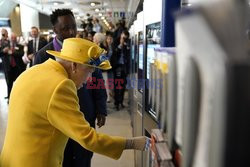 Królowa Elżbieta z wizytą na stacji metra