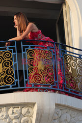 Alessandra Ambrosio podczas sesji w hotelu w Cannes