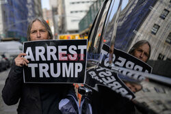 Przeciwnicy Trumpa protestują przed  budynkiem prokuratora na Manhattanie
