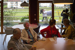 Klacz pomaga seniorom w domu opieki - AFP
