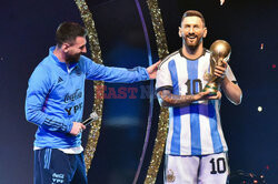 Lionel Messi obok swojej figury