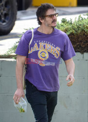 Pedro Pascal w koszulce Lakersów