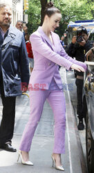 Rachel Brosnahan w fioletowym garniturze
