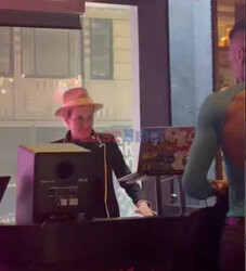 Samantha Ronson jako DJ na otwarciu klubu Pink Taco