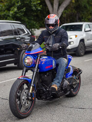 Keanu Reeves na motocyklu