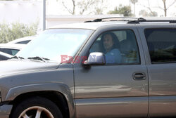 Kenny G jeździ samochodem z nieaktualnymi tablicami