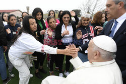 Papież obmywa stopy w żeńskim więzieniu