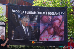 Drastyczny baner pro-life przed Urzędem Miasta Krakowa