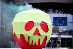 Wielkie zatrute jabłko przed PE w Brukseli