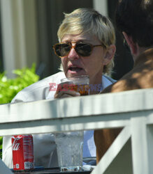 Ellen Degeneres pije Coca-Colę