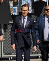 Elegancki Tom Hiddleston idzie do programu Kimmela