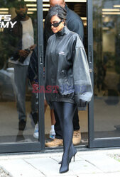 Kim Kardashian w kurtce Balenciaga
