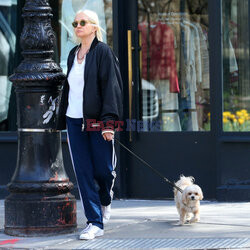 Ellen Barkin z psem na spacerze