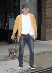 Orlando Bloom z psem na spacerze