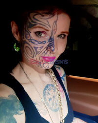 Tatuaż na twarzy pomógł jej w leczeniu traumy z dzieciństwa