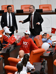 Dzieci w tureckim parlamencie