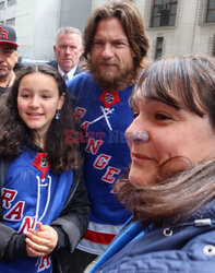 Jason Bateman w bluzie Rangersów