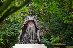 Pierwszy odsłonięty pomnik królowej Elżbiety II