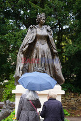 Pierwszy odsłonięty pomnik królowej Elżbiety II