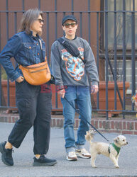 Elliot Page z psem na spacerze