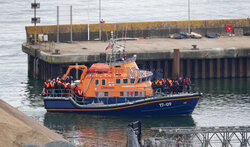 Nielegalni migranci przekraczają kanał La Manche