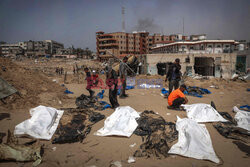 Ekshumacja ciał znalezionych w szpitalu Nasser w Gazie