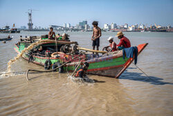 Ratowanie zatopionych statków w rzece Rangun