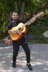 Ringo Starr z gitarą