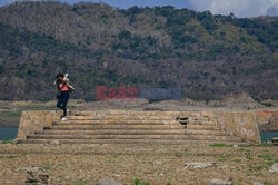 Ruiny miasta Pantabangan widoczne dzięki obniżeniu poziomu wody w tamie