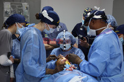 Chirurdzy z Kanady, USA i Ukrainy operują twarz żołnierza
