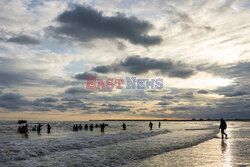 Migranci na plaży Gravelines - AFP
